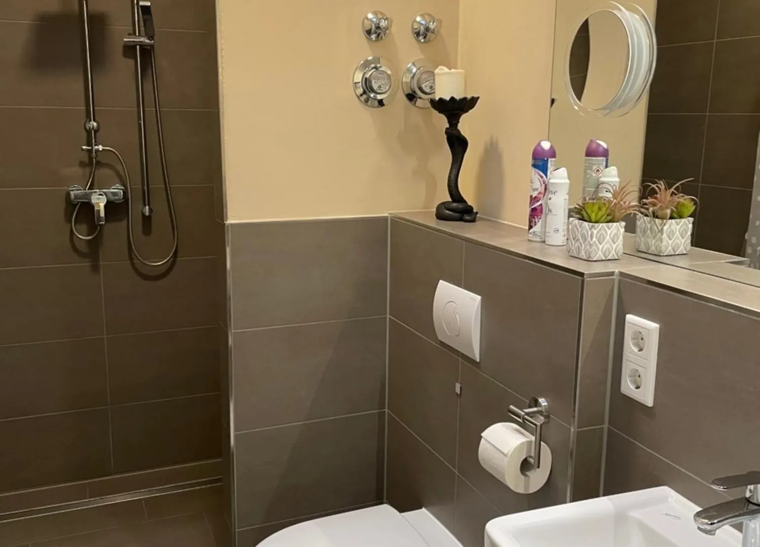 Zimmer Mit Eigenem Badezimmer - 1 Bahn-Station Zur Messe Und Hbf Frankfurt am Main 0*,  Germany