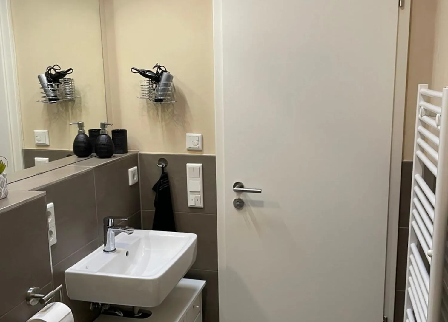 Zimmer Mit Eigenem Badezimmer - 1 Bahn-Station Zur Messe Und Hbf Frankfurt am Main Germany